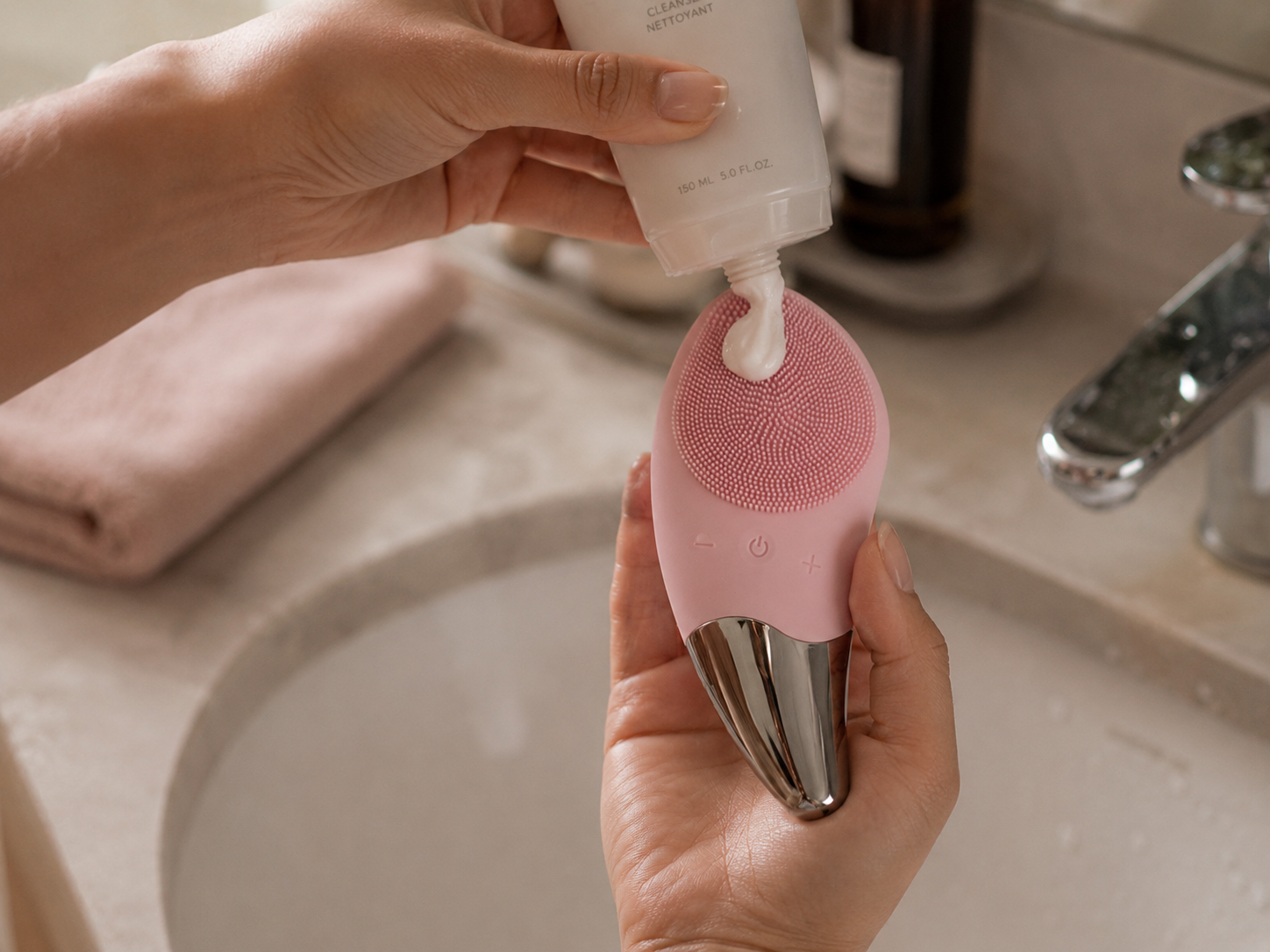 Applica il detergente su GlowSkin™